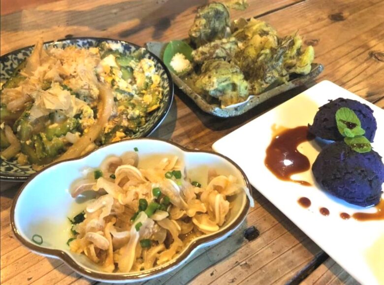 波照間島の居酒屋あがんのディナーで頼んだゴーヤチャンプルー、もずくの天ぷら、むらさきいものポテトサラダ、ミミガーのポン酢和え