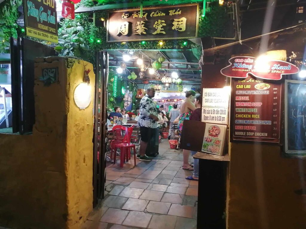 ベトナムのホイアンで有名なカオラウのお店「Cao lầu Không Gian Xanh」