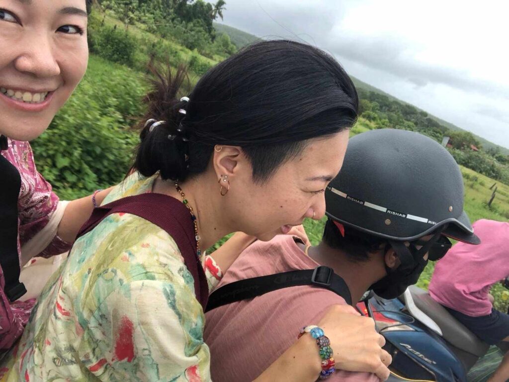 バイクに乗ってレストランに向かっている道中