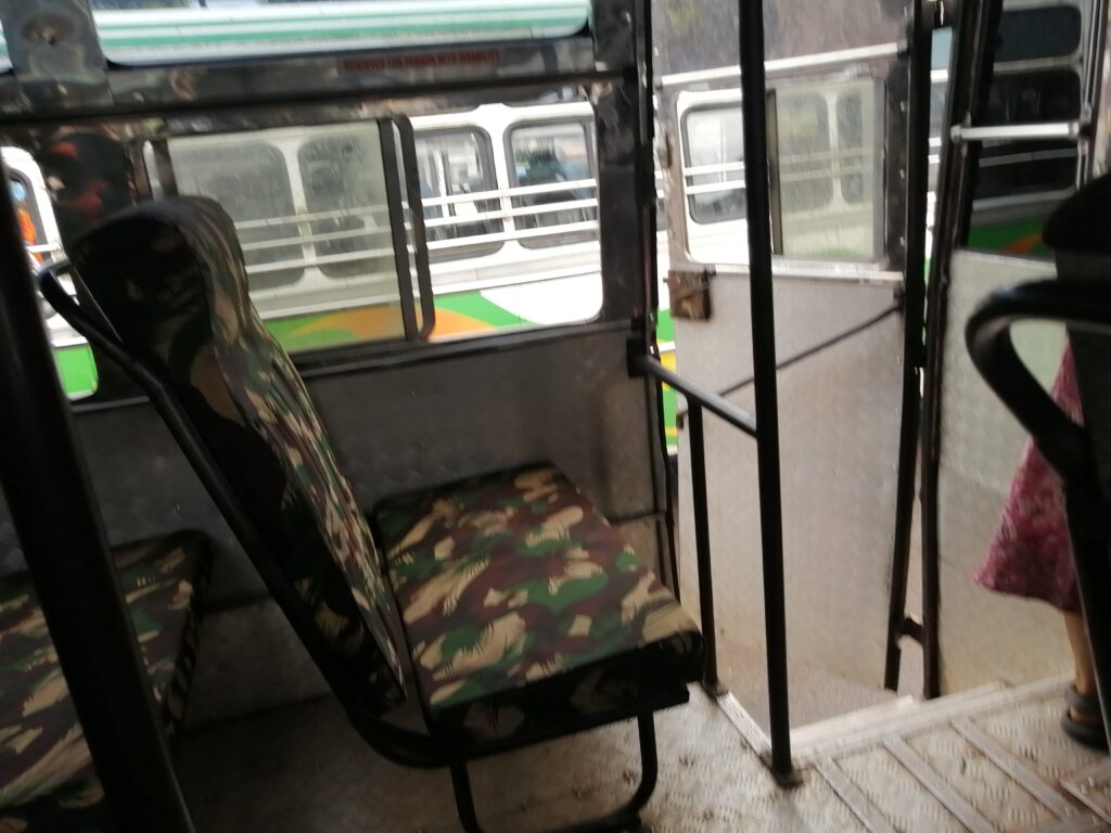 インド、ゴア・マプサのローカルバスの車内➀