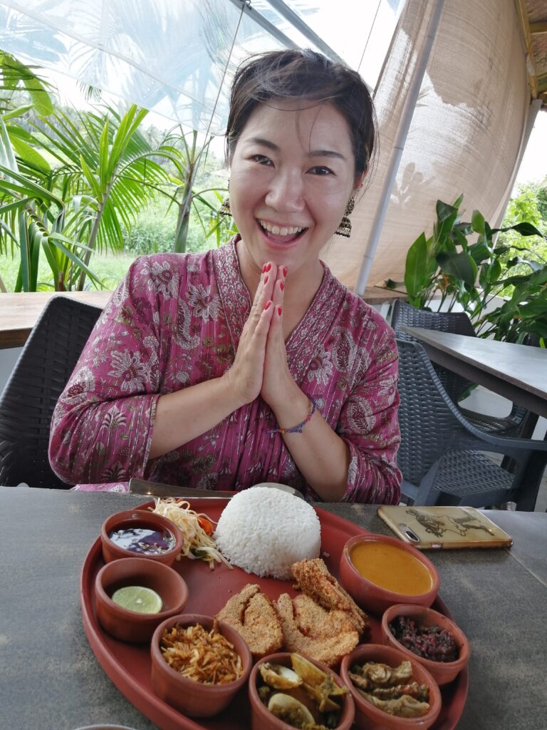 エビのターリーを食べる友達