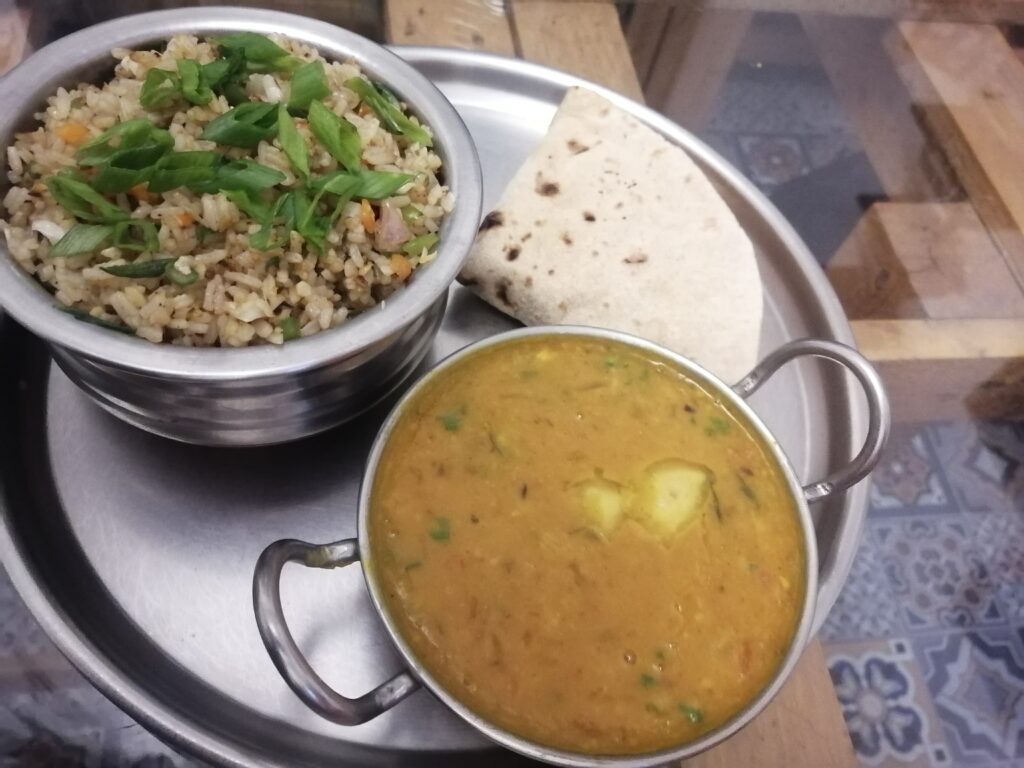 ホステル「ROOTSVILLA VAGATOR」で食べたダルカレーとチャーハンとチャパティ