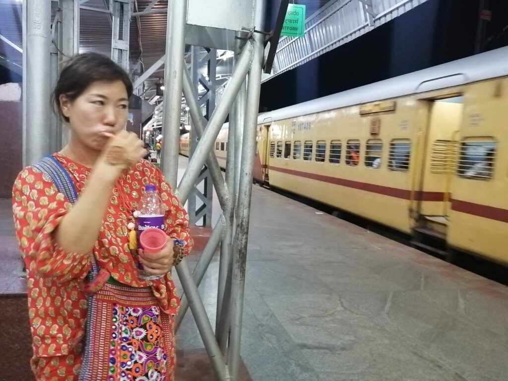 列車の出発前に歯磨きをする友人