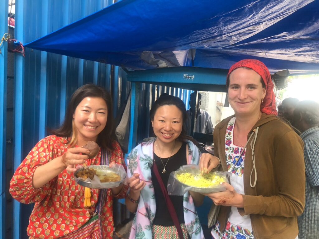 バンガロールで朝食を食べるわたしたち