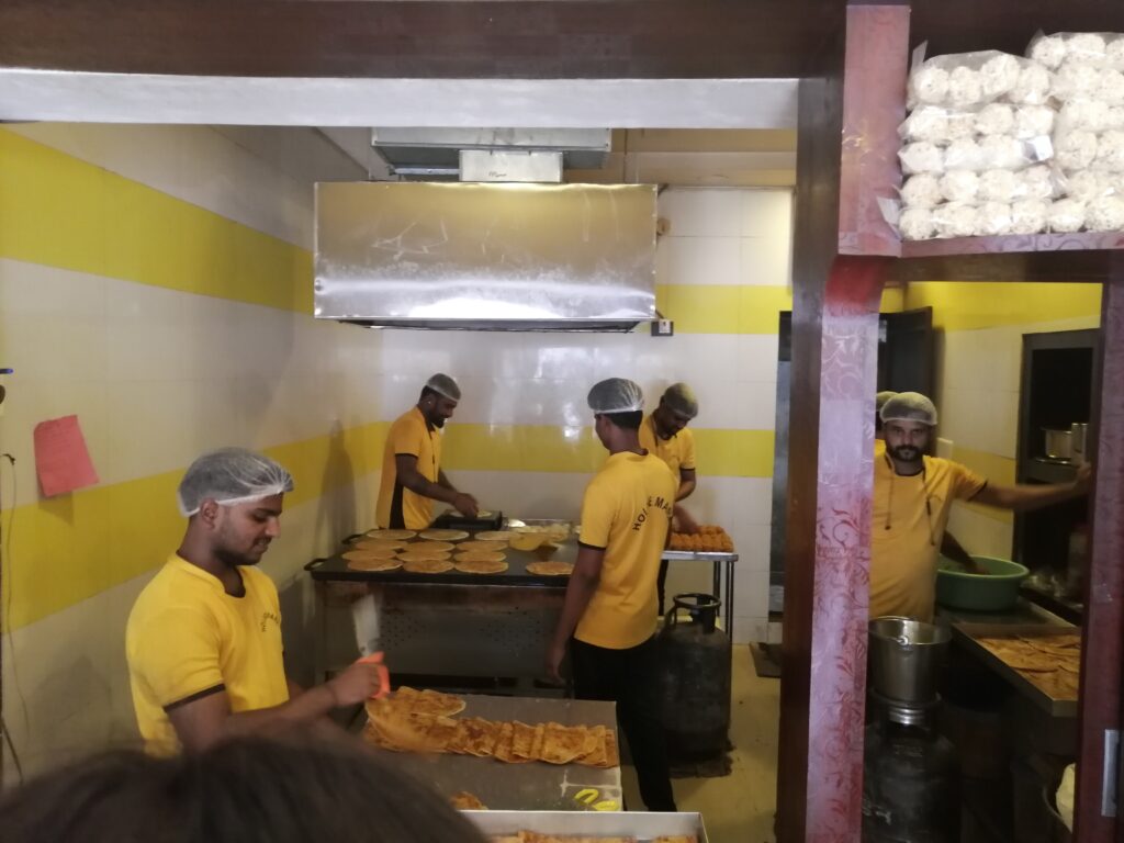 Holige Mane INDIRANAGARの店内で働くスタッフたち