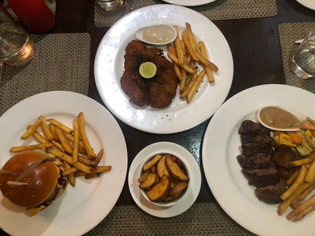 バンガロールにある「Portland Grill & Cafe」のシャトーブリアンとフィッシュアンドチップスとバーガー