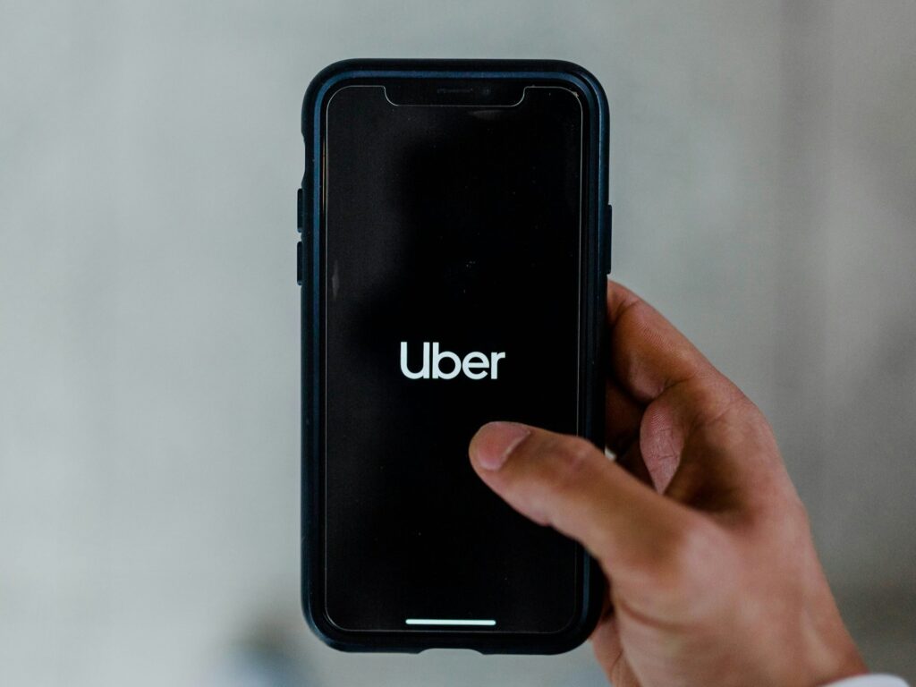Uberの表示がされているスマホ