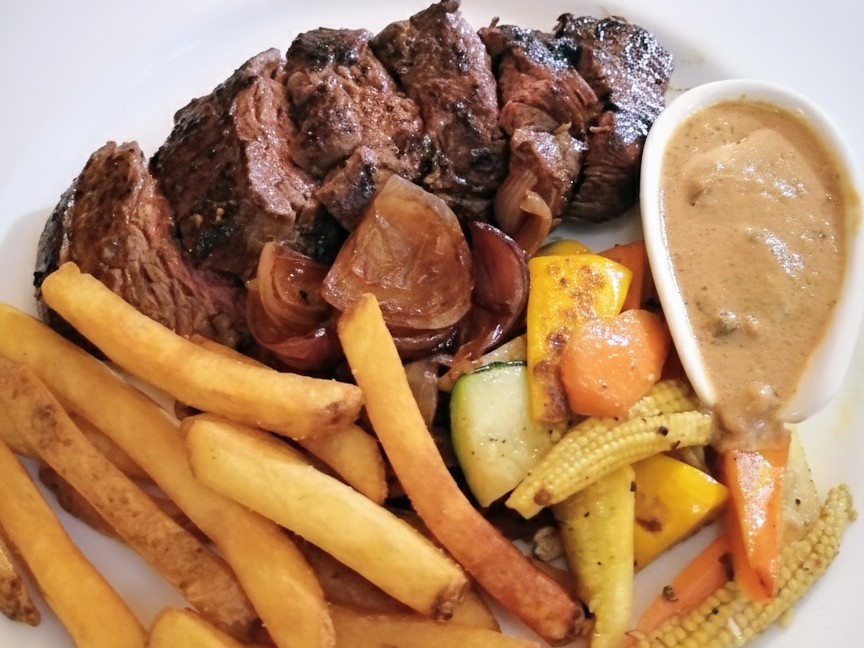 インド・バンガロールのPortland Grill & Cafeのシャトーブリアンのステーキ