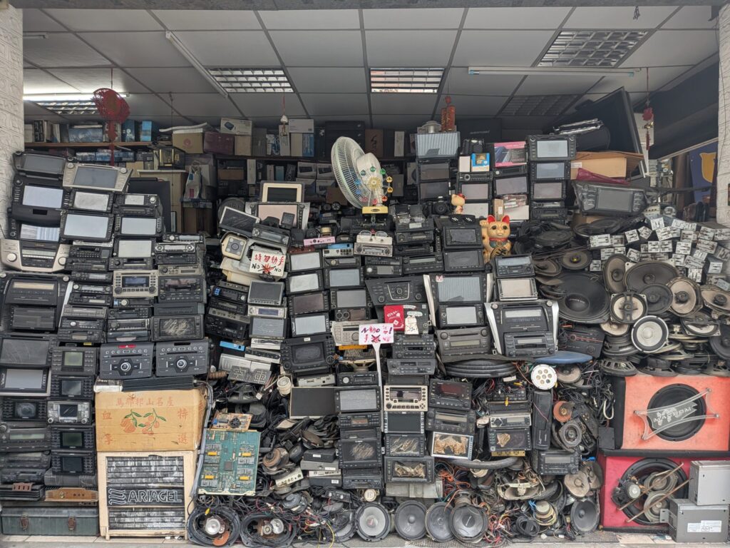 台湾、台北の赤峰街で見つけた積み重なった機器たち