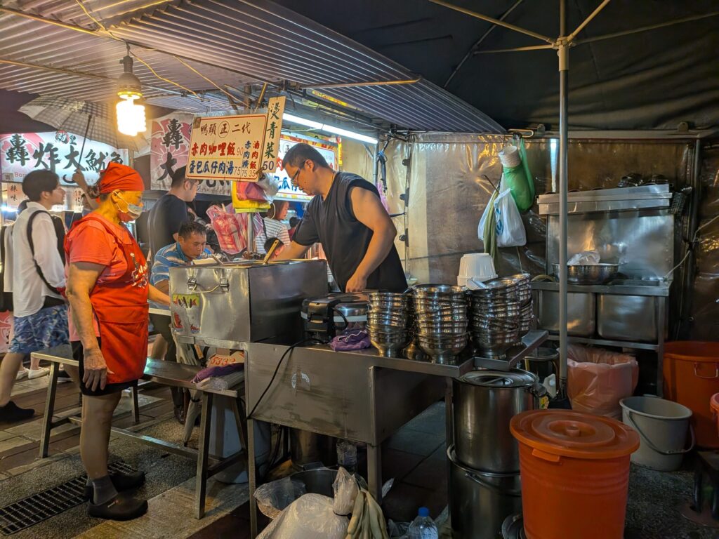 台北寧夏夜市で食べたごはん屋さんの風景