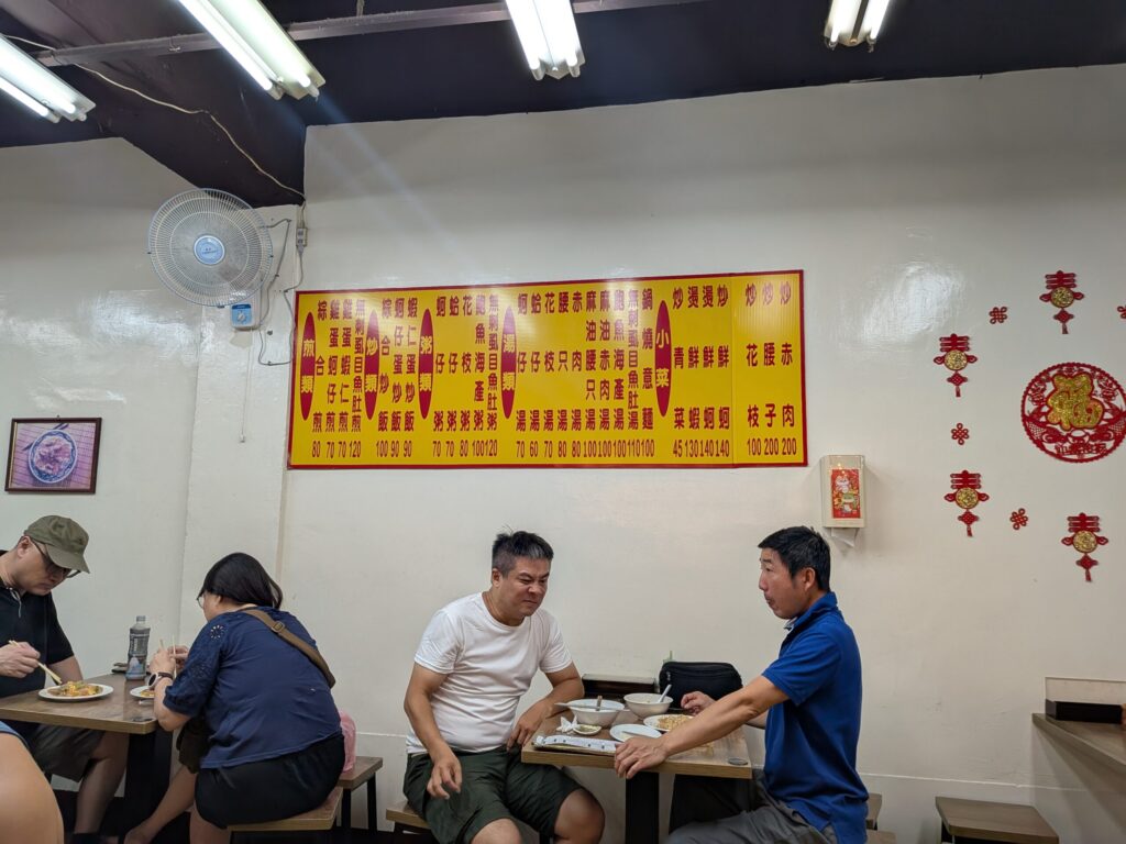 台北三和夜市にある食べ物屋さん「東石鮮蚵」の店内