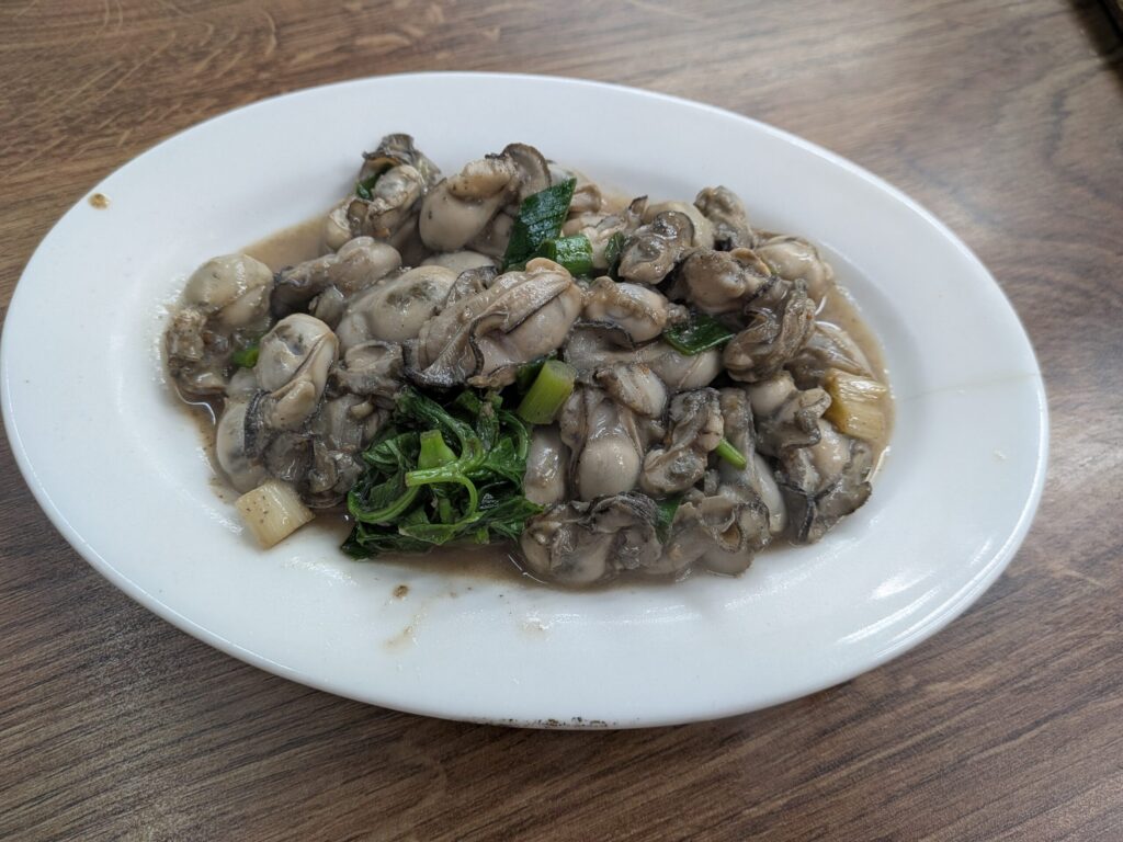 台北三和夜市にある食べ物屋さん「東石鮮蚵」で頼んだ牡蠣の炒め物