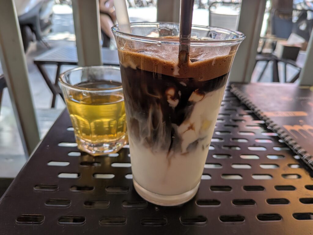 ベトナムのハノイにある「Cafe Mẩu」のヨーグルトコーヒー